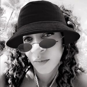 Meet your Posher, Sharon